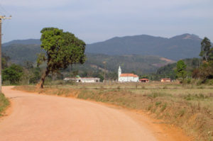 Igreja e estrada do Brilhante