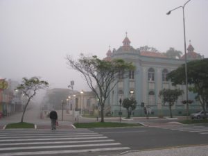 Rua Hercílio Luz com neblina.
