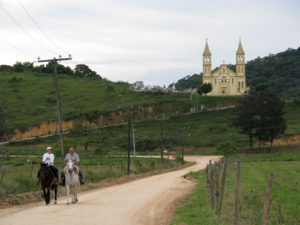 Estrada rural com igreja ao fundo