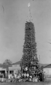 Foto antiga de fogueira de São João apagada.