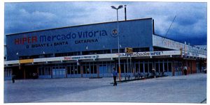 Foto da fachada do Hipermercado Vitória